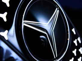 Mercedes-Benz Konfigurator. 11989408 C.P.L.X174 PAD BEV Socialstill Sideshot 03 1 1 Plate DE RGB Original