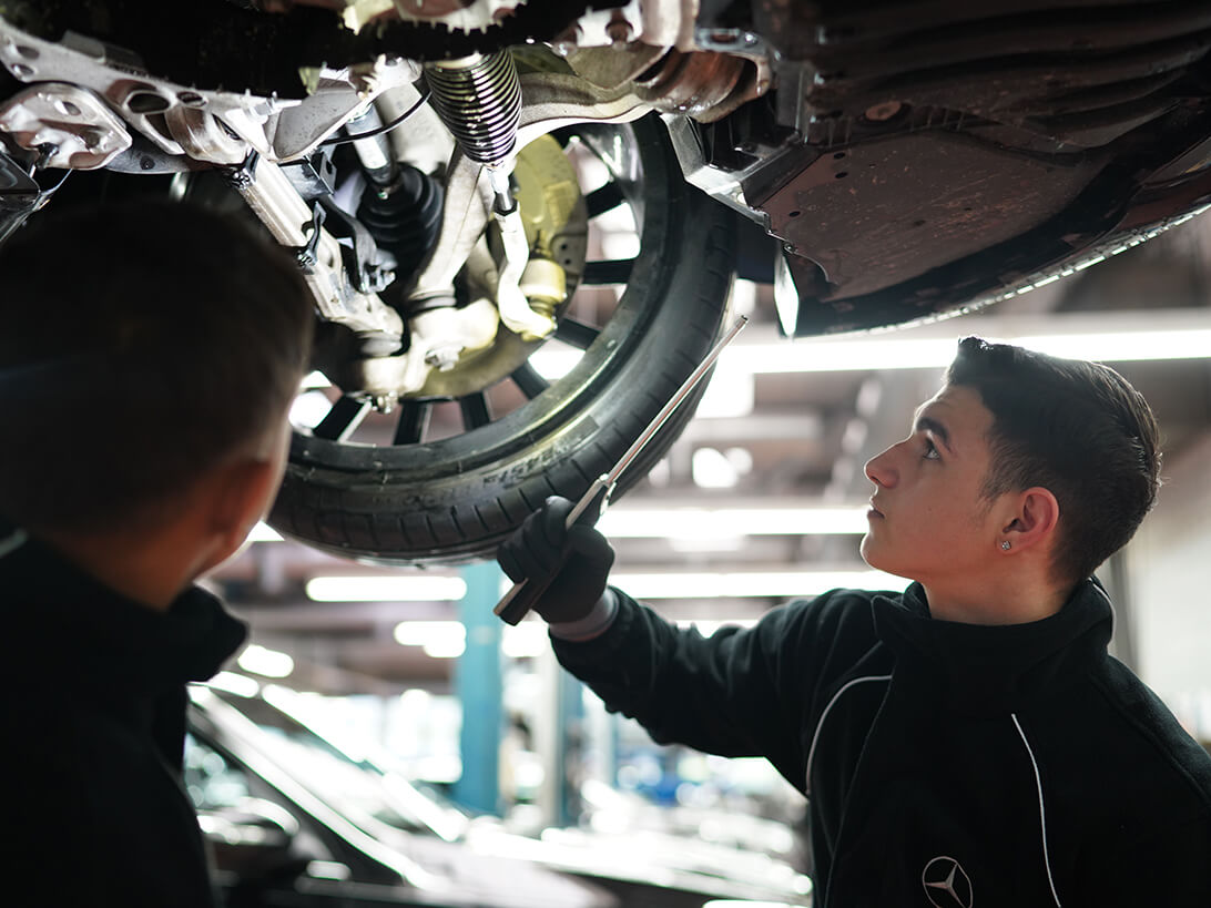 Aufklappbare Kacheln Automobil-Mechatroniker 1092X819