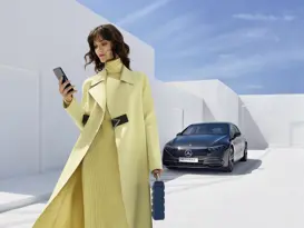 MB ME M09 EQS Girl Looking@Phone V05 Ecirgbv2 Conversion1 MB ME M09 EQS Girl Looking@Phone V05 Ecirgbv2 Conversion1