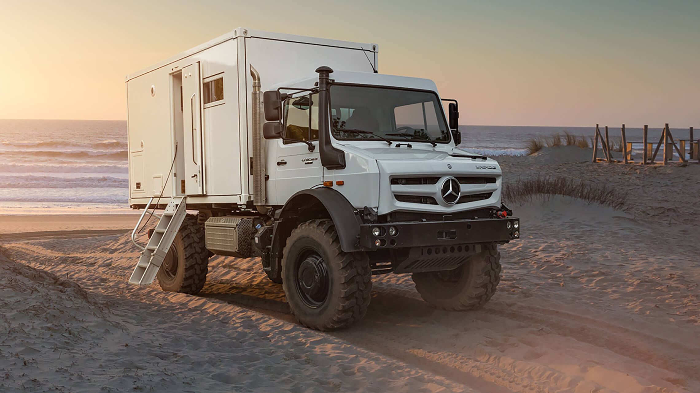 Mercedes Hochgelaendegaengiger Unimog 09