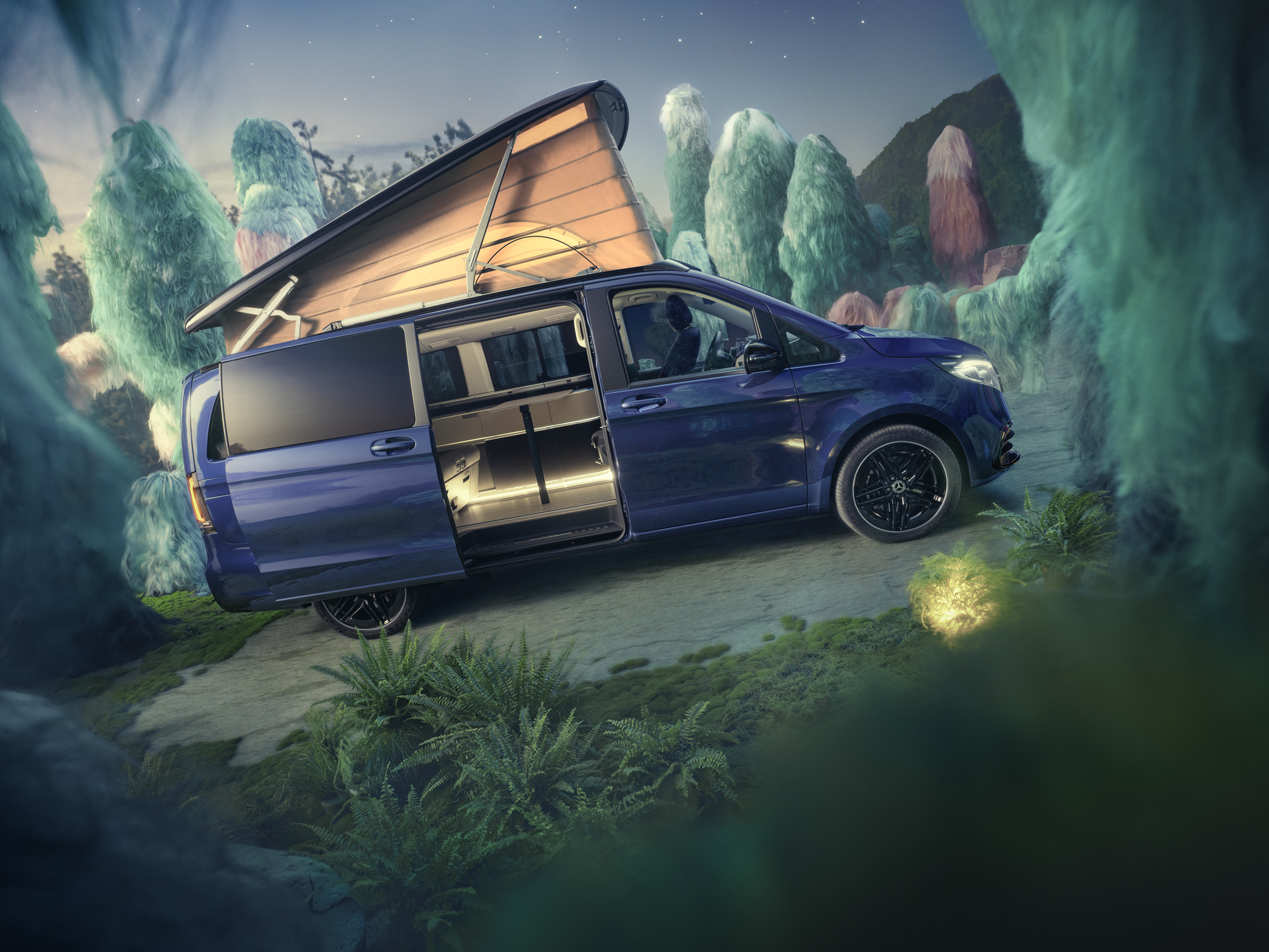 2023 MB Vans GO Marco Polo Lifestyle Sideshot 3 Conversion1 (1)