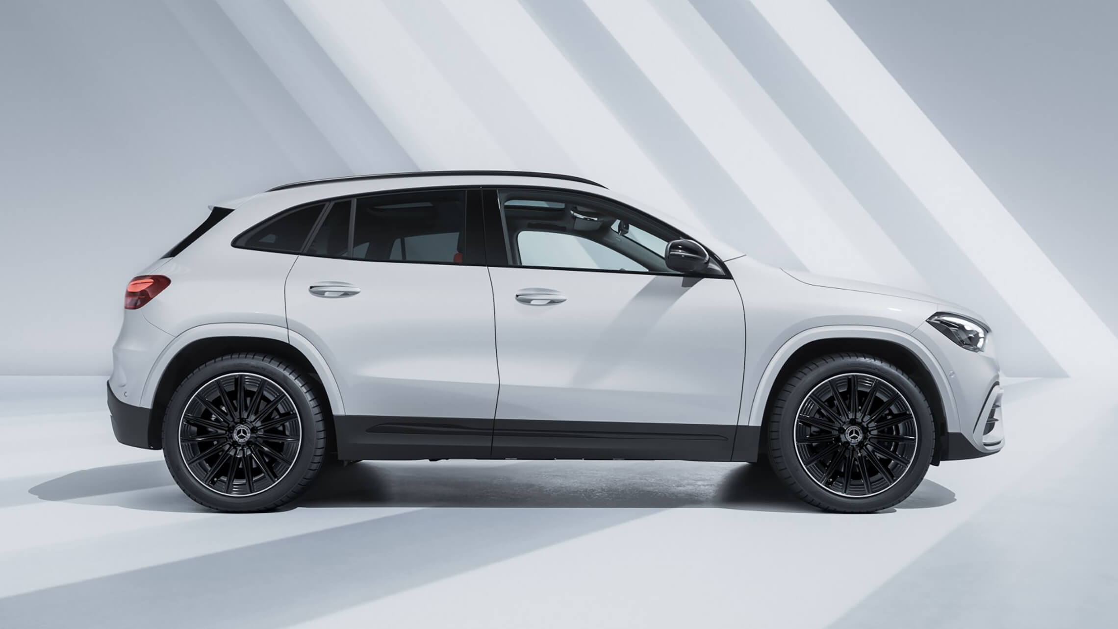 Mercedes-Benz GLA AMG Line Polarweiß mit Nightpaket Seitenansicht - Merbag