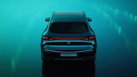 Mercedes-Benz EQE SUV Heckansicht mit Leuchtband bei Merbag Mercedes-Benz EQE SUV Heckansicht mit Leuchtband bei Merbag