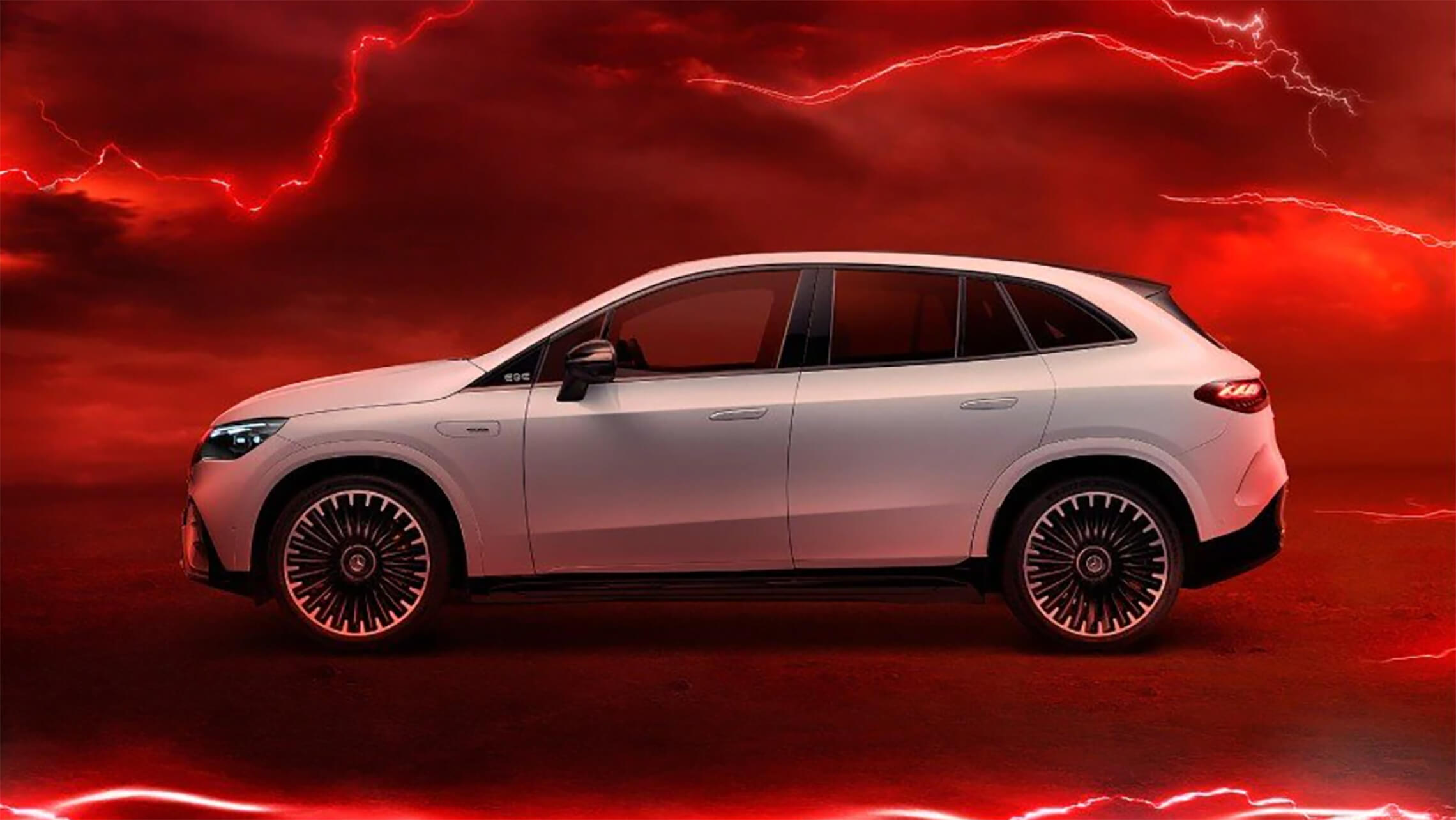 Mercedes AMG EQE SUV 53 AMG bei Merbag in der Seitenansicht