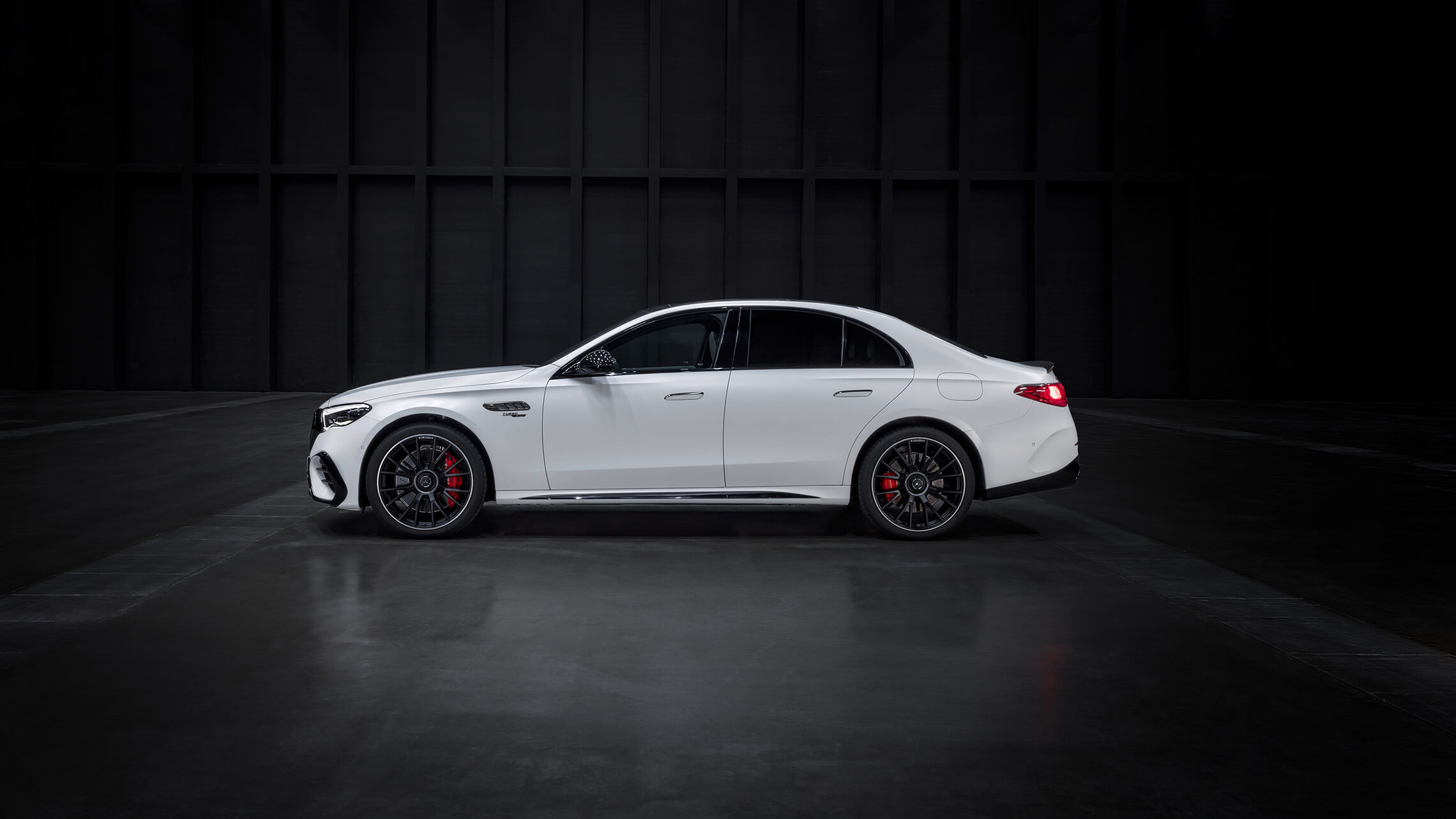 AMG E 53 HYBRID 01 2280X1283